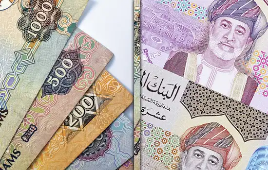 تصویری از اسکناس‌های ریال عمان، واحد پول رسمی کشور عمان با طراحی زیبا و ارزش پایدار در میان ارزهای منطقه.