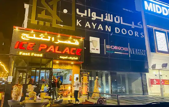 The History of Shawarma in the Gulf and Its Arrival in Oman 2 An image of a fast food shop in Oman featuring shawarma for sale